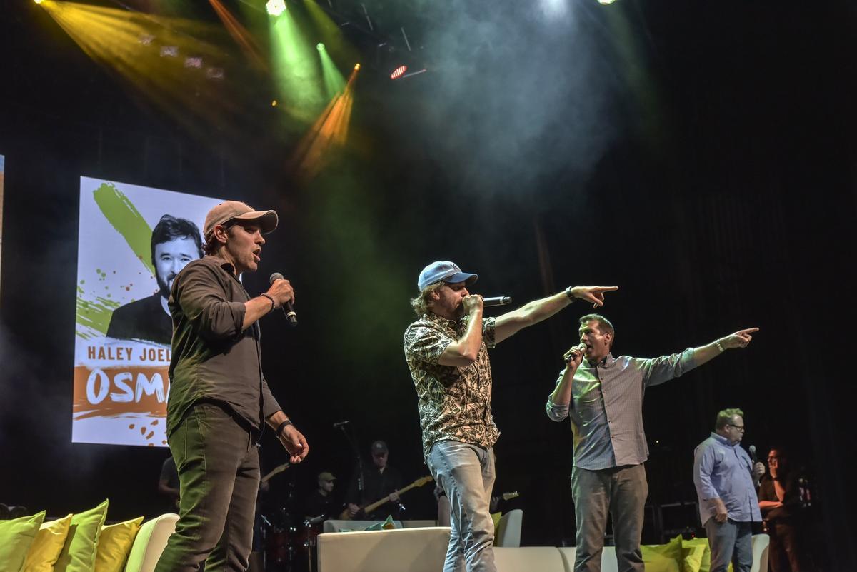 Big Slick hosts Paul Rudd (from left), Jason Sudeikis, Rob Riggle and Eric Stonestreet work the crowd. Co-host David Koechner didn't make the shot.