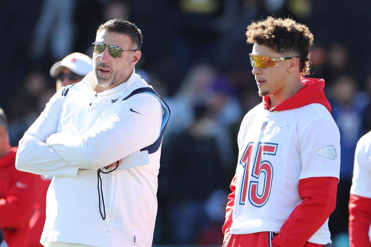 AFC (and Tennessee Titans) head coach Mike Vrabel, left, chats with Chiefs quarterback Patrick Mahomes during a Pro Bowl practice on Thursday. Mahomes doesn’t look to be giving away any secrets in their conversation, does he?