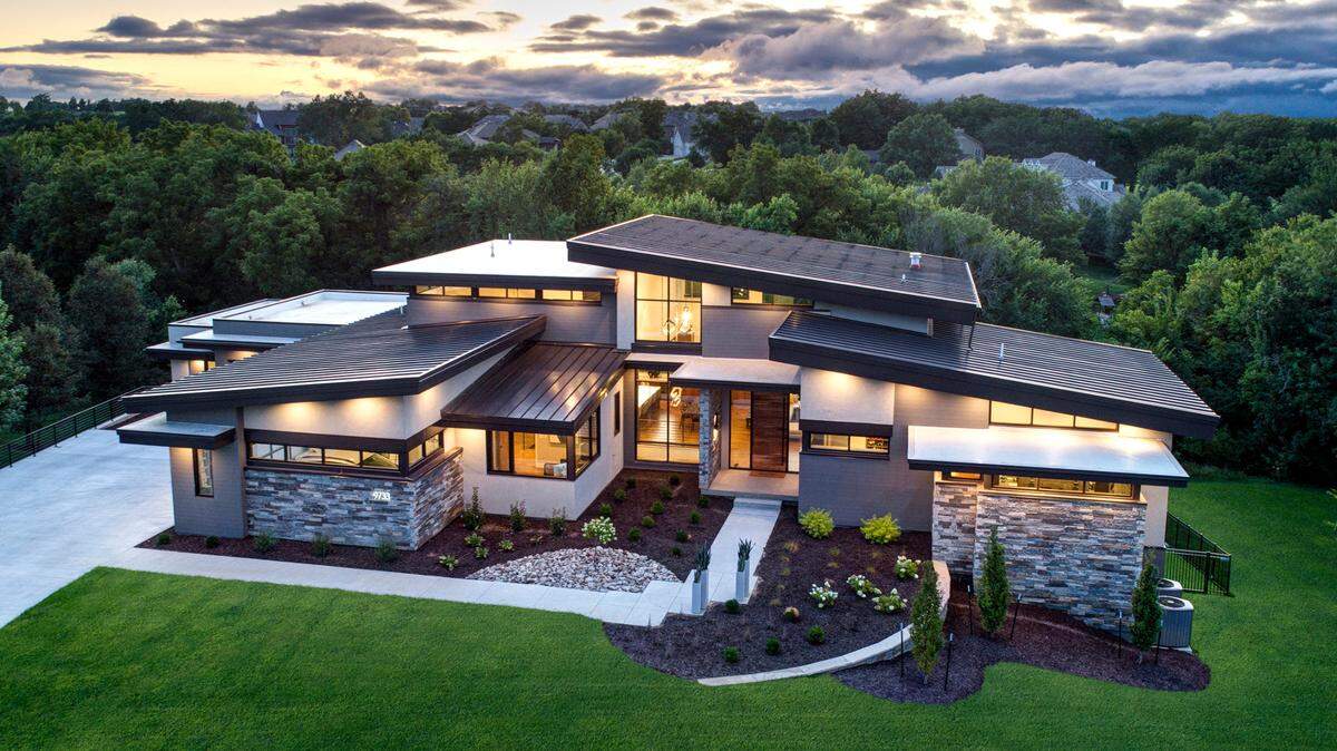 Acreage lots provide the maximum flexibility to build your dream home and award-winning builders led by Homoly Design+Build welcome the opportunity to make your dream a reality.
