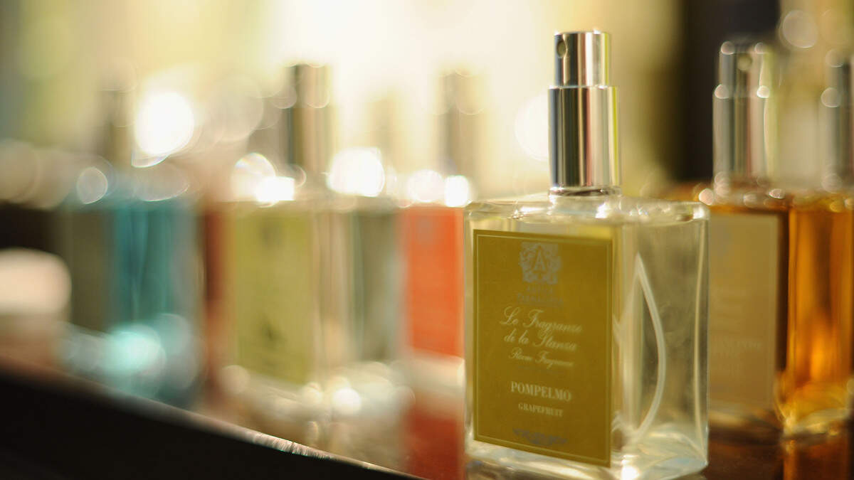 Experts at Byrdie, Forbes and Elle break down 2026 perfume trends, from citrus and solar fragrances to peach, strawberry and gourmand mood-boosting picks.