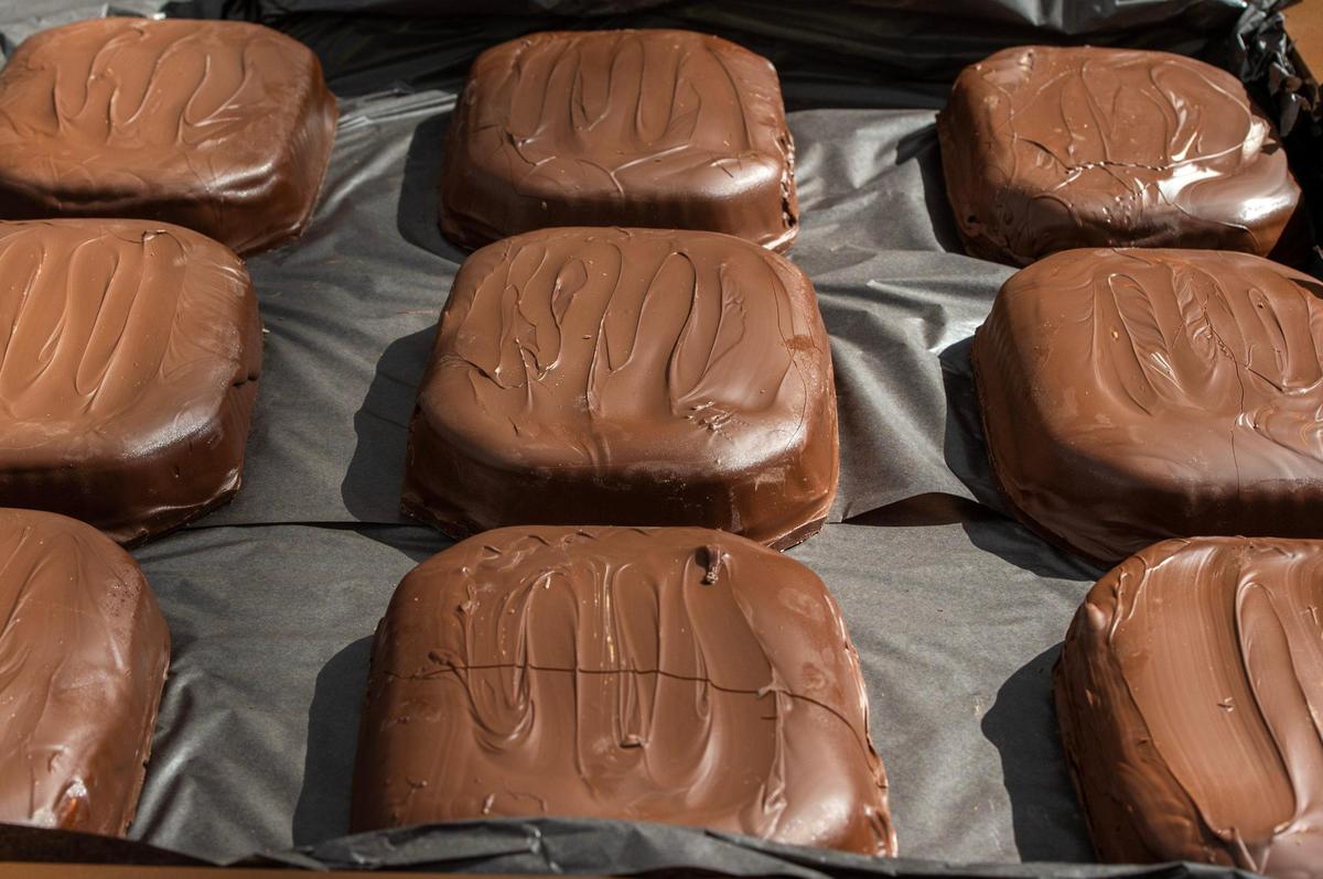 The giant novelty chocolates that filled the Russell Stover Chocolates gift box weight from 11 to 38 pounds each and combined to make more than 5,000 pounds of candy in the Guiness World Records largest box of chocolates.
