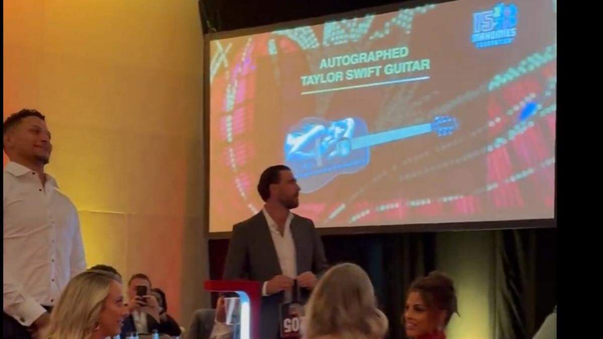 Travis Kelce suddenly remembered something about Taylor Swift at the fundraiser for Patrick Mahomes’ foundation.