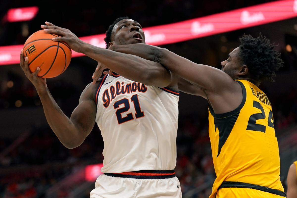 Illinois’ Kofi Cockburn (21) shoots over Missouri’s Kobe Brown (24) during the first half of an NCAA college basketball game Wednesday, Dec. 22, 2021, in St. Louis. (AP Photo/Jeff Roberson)