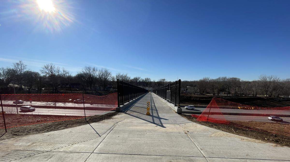 The new 25th Street pedestrian bridge over Interstate 70 east of downtown Kansas City opened this week, the Missouri Department of Transportation announced. The bridge, which is about 250 feet long, ties into sidewalks near 25th Street on the south and west side of I-70 and 24th Terrace on the north and east side of the highway.