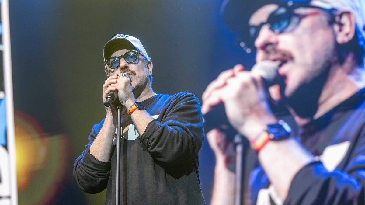 Jason Sudeikis performs a song during Thundergong! on Saturday, November 8, 2025, at Uptown Theater in Kansas City. The annual fundraiser was hosted by Sudeikis and featured live music performances and moments of comedy.