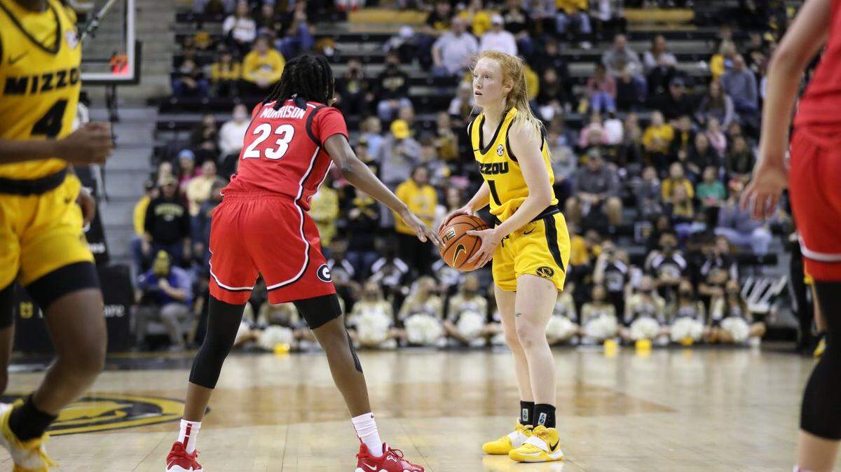 Guard Lauren Hansen holds the ball during the Missouri women’s basketball team’s loss to No. 13 Georgia on Monday, Jan. 17, 2022 at Mizzou Arena.