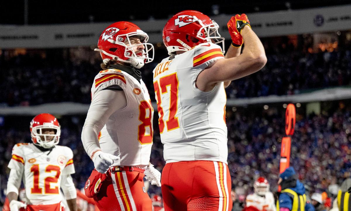 Chiefs tight end Travis Kelce blew a kiss and held up a hand heart after scoring a touchdown against the Buffalo Bills Sunday. Taylor Swift fans assumed the gestures were meant for her.