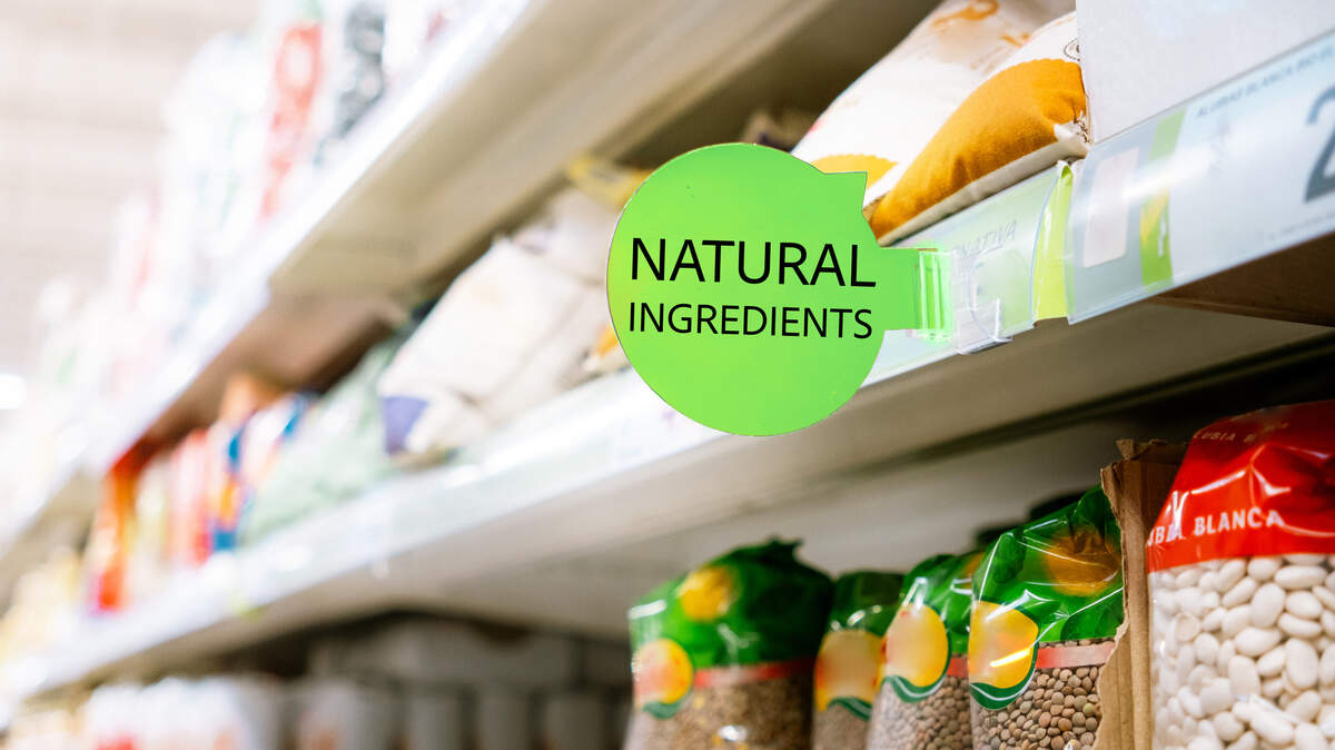 Close-up of a supermarket shelf showing a product label marked ‘Natural Ingredients’. Ideal for healthy eating, organic and natural foods, nutrition, grocery shopping, and wellness concepts.