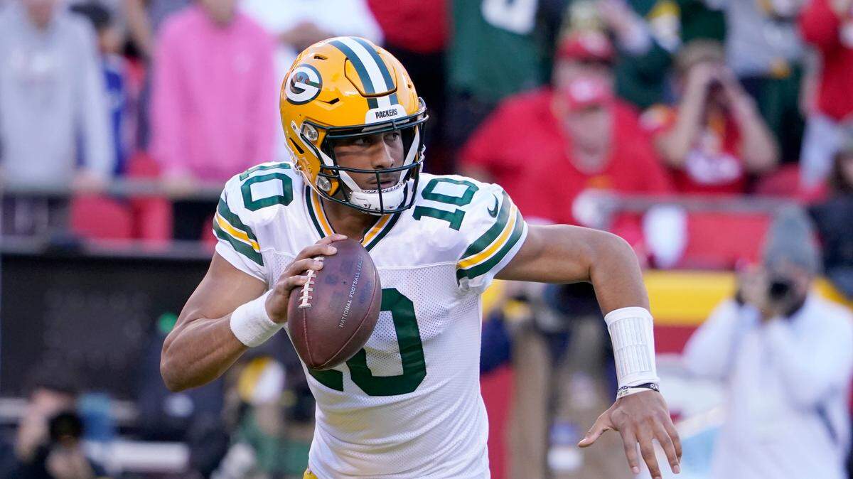 Green Bay Packers quarterback Jordan Love drops back to pass during the first half of an NFL football game against the Kansas City Chiefs Sunday, Nov. 7, 2021, in Kansas City, Mo. (AP Photo/Ed Zurga)