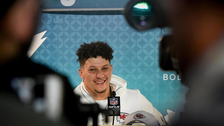 The chaotic 60 minutes of Patrick Mahomes’ media session at Super Bowl’s Opening Night