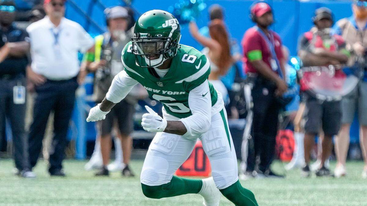 New York Jets wide receiver Mecole Hardman Jr. started his route during the first quarter of a preseason game against the Carolina Panthers at Bank of America Stadium.