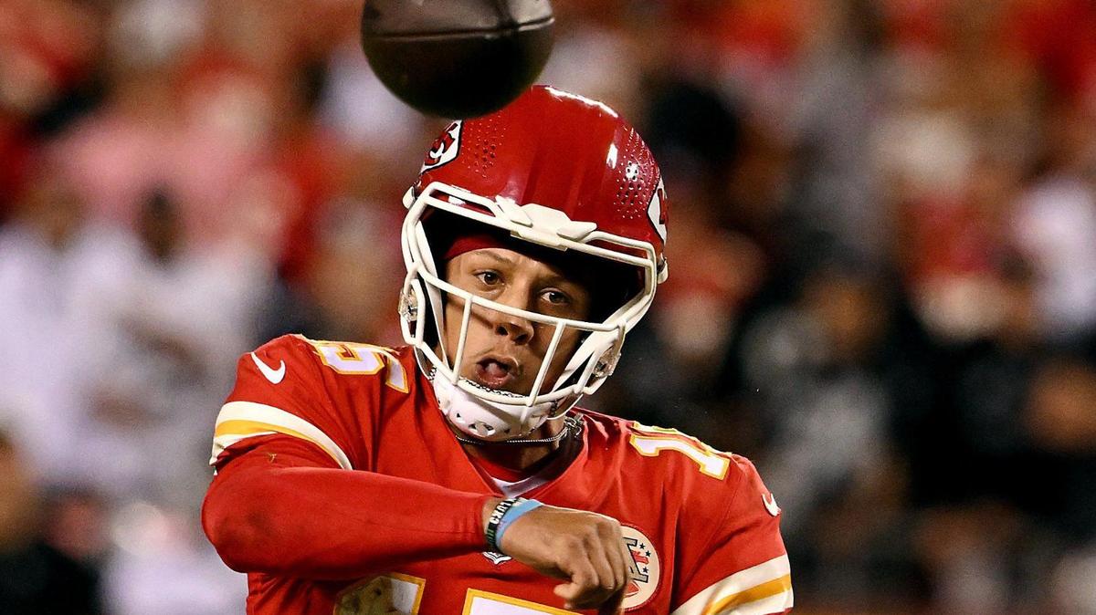 Chiefs quarterback Patrick Mahomes whips a touchdown pass to Travis Kelce during the second half of Monday night’s game at Arrowhead Stadium.