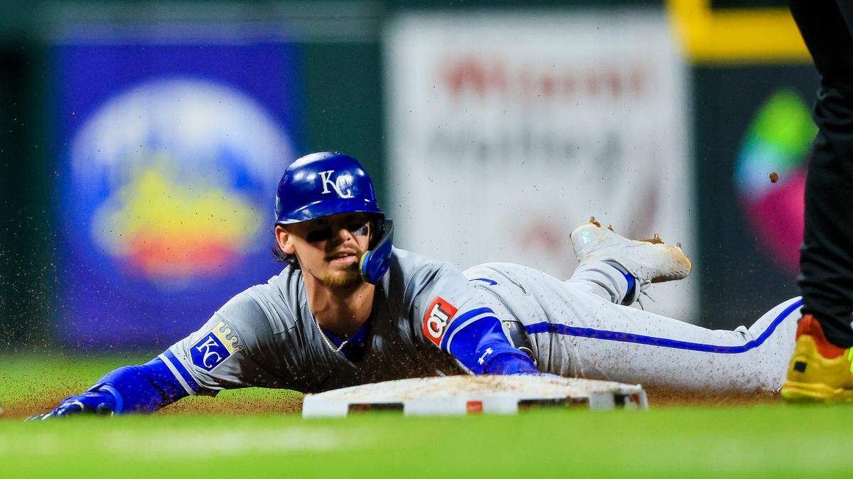 Kansas City Royals shortstop Bobby Witt Jr. (7) steals third on a throwing error in the seventh inning against the Cincinnati Reds at Great American Ball Park on Aug. 16, 2024.