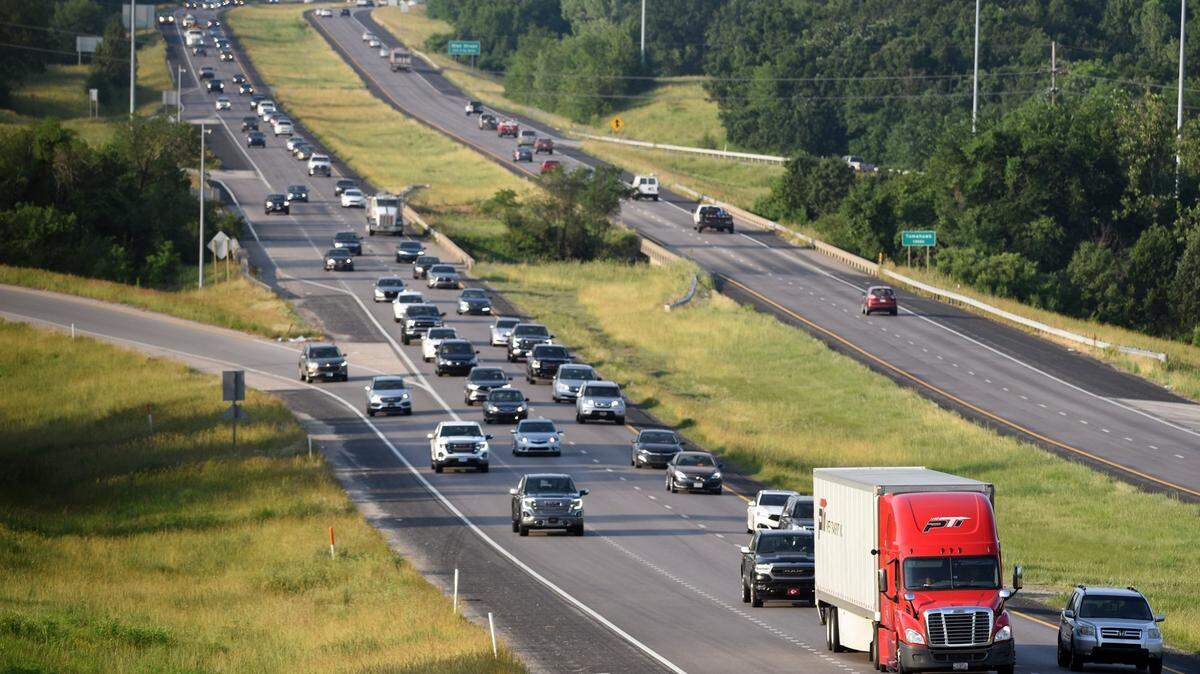 Can you go slow in the left lane? Hurry past a yellow? 5 laws KS, MO drivers should know