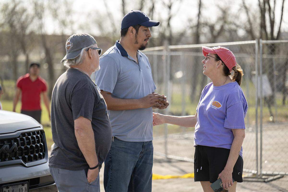 A day after a devastating fire, residents offered their support to a family member (center) of the La Fuente Mexican Restaurant on Tuesday, March 31, 2026. The Mexican restaurant along with Smithville's Pizza Shoppe, H&R Block, Westlake Chinese Restaurant, and Lakeside Smoke were destroyed Monday in a massive fire.
