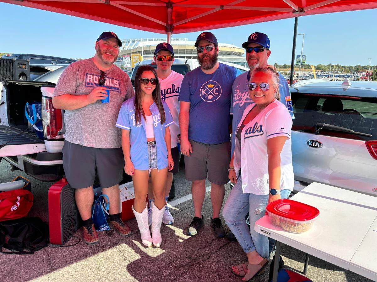 Friends of Derek Sellers are all decked out for his “Tailgate Tour (Derek’s version)” ahead of the Royals’ game against the Yankees on Wednesday at Kauffman Stadium.