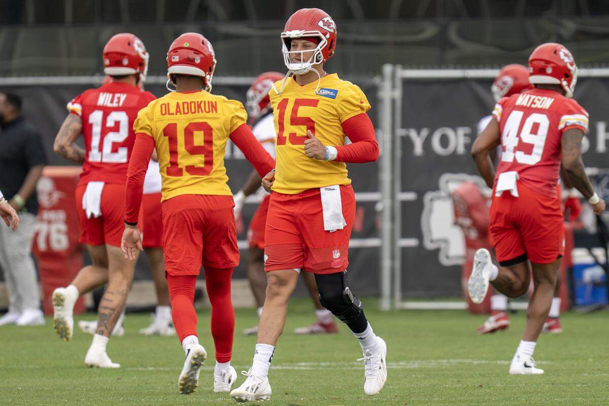 Kansas City Chiefs quarterback Patrick Mahomes (15) warms up during practice at the Chiefs' training facility on Thursday, May 28, 2026, in Kansas City.