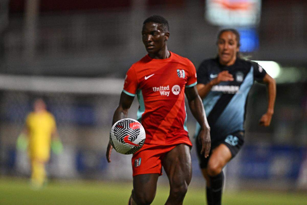 Kansas City Current forward Temwa Chawinga controls the ball as Gotham FC’s Sabrina Flores defends during this year’s Summer Cup Final at Toyota Field in San Antonio.
