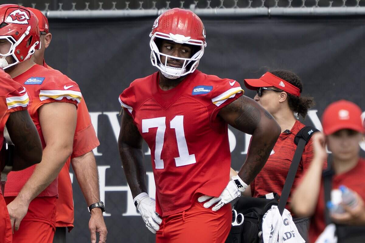 Kansas City Chiefs offensive tackle Josh Simmons (71) waits to run a drill during minicamp practice at the Chiefs' practice facility on Wednesday, June 10, 2026, in Kansas City.