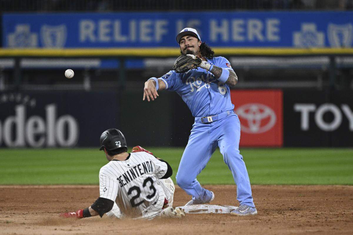 Kansas City Royals second baseman Jonathan India (6) forces out Chicago White Sox outfielder Andrew Benintendi (23) during the fifth inning at Rate Field on Aug 26, 2025 in Chicago, Illinois, USA.