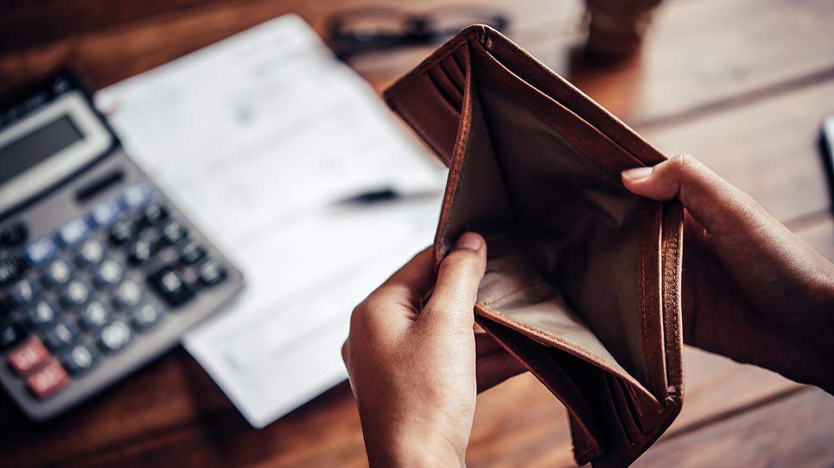On top of losing their jobs, many Kansans didn’t receive unemployment payments or received them late. For some, that means leaving your apartment behind or visiting food pantries for the first time.
