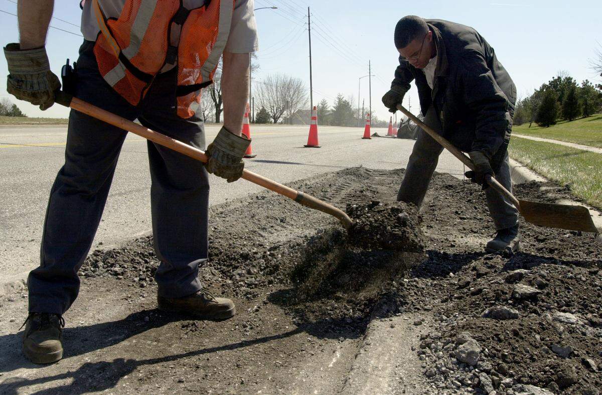 On State Line Road, Kansas City shares pothole duty with municipalities on the Kansas side.
