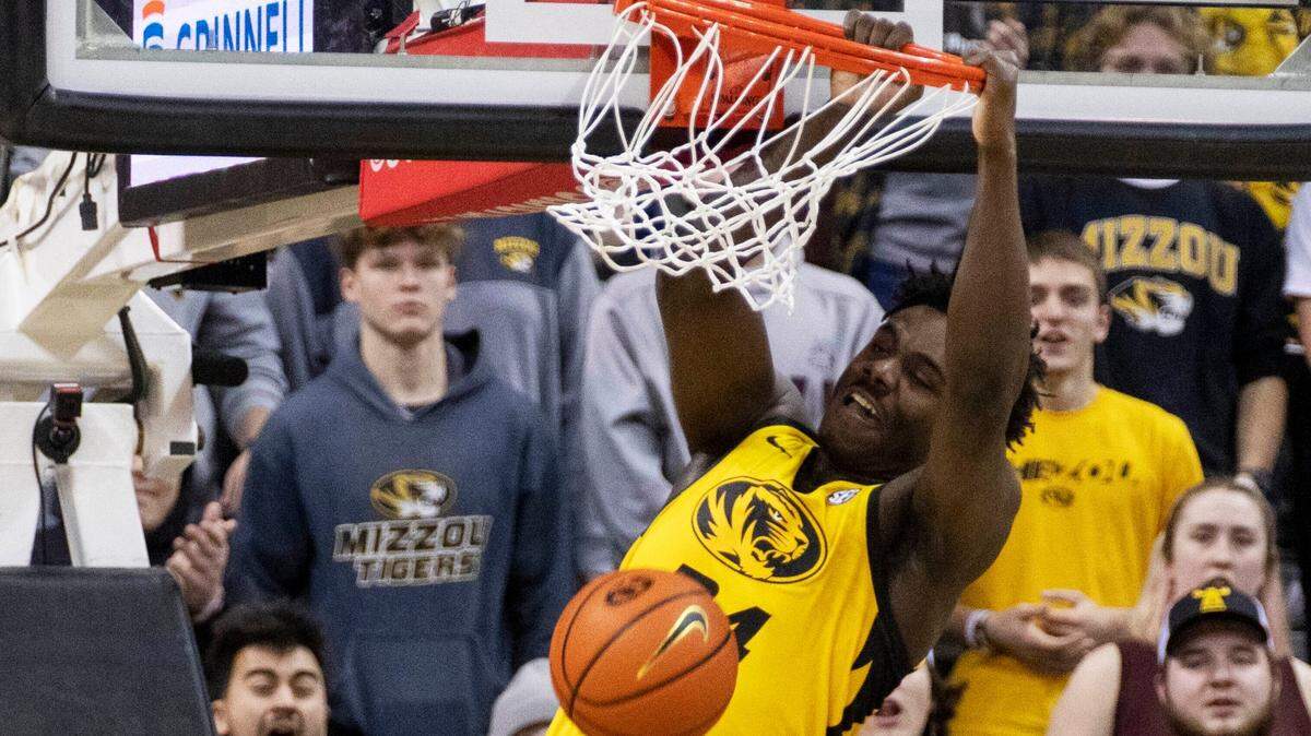 Missouri’s Kobe Brown dunks the ball against Vanderbilt during Saturday’s game in Columbia, Mo.