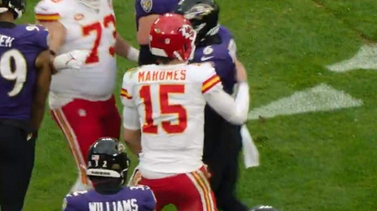 Mic’d-up video shows Chiefs’ Patrick Mahomes complimenting Ravens tacklers.
