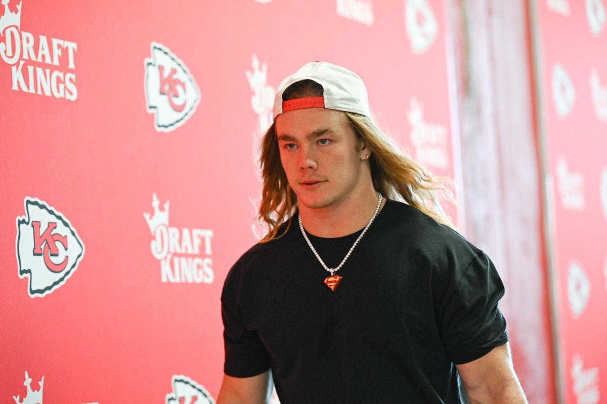Running back Carson Steele, in short sleeves, didn’t seem bothered by the post-Thanksgiving chill.