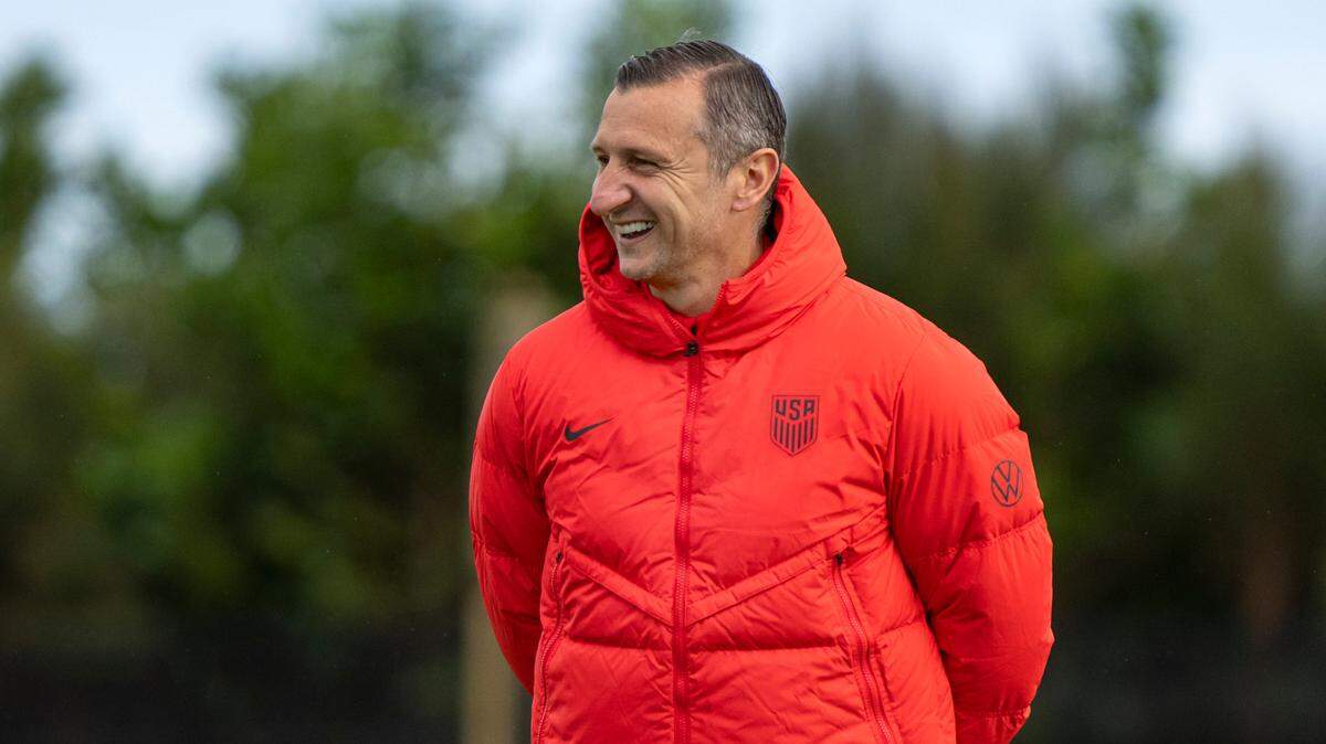 Vlatko Andonovski laughs with USWNT players as they warm up for a training session ahead of the 2023 FIFA Women’s World Cup.