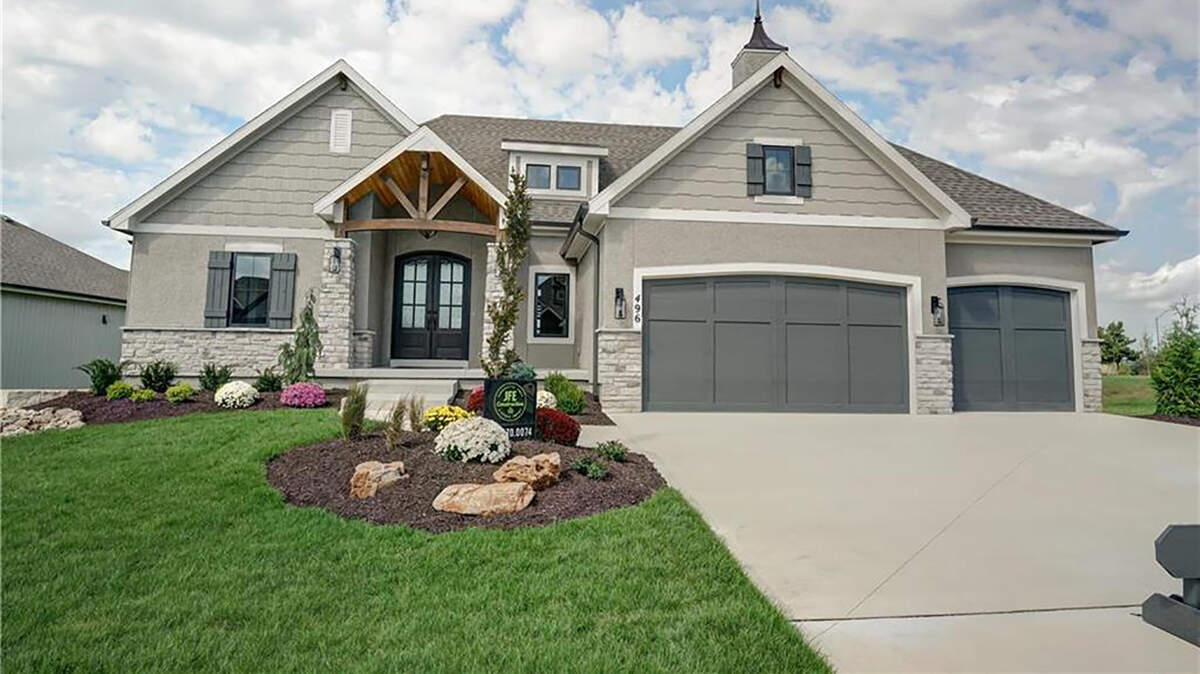 Homes continue to sell quickly in Shawnee’s Kenneth Estates, thanks to an inviting combination of water views, trees, walkout homesites and more. Choose from single-family homes and villas priced from the $500,000’s.