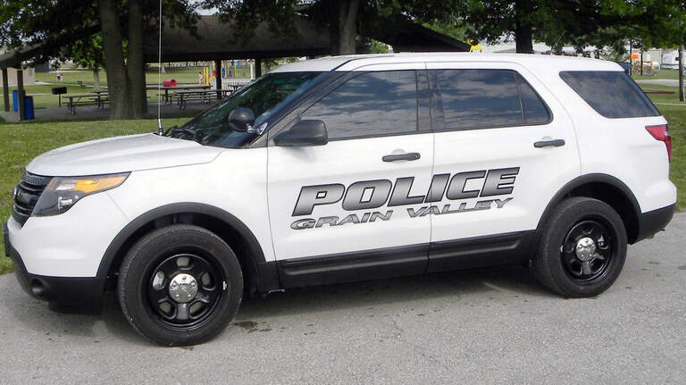 No serious injuries after vehicle crashes into Grain Valley Dollar General