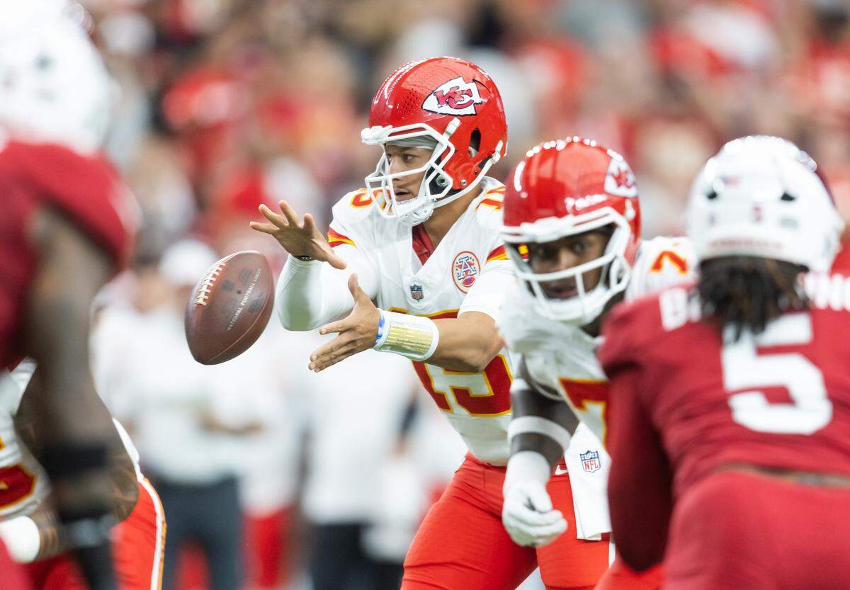 Kansas City Chiefs quarterback Patrick Mahomes (15) against the Arizona Cardinals during a preseason NFL game at State Farm Stadium on Aug. 9, 2025.