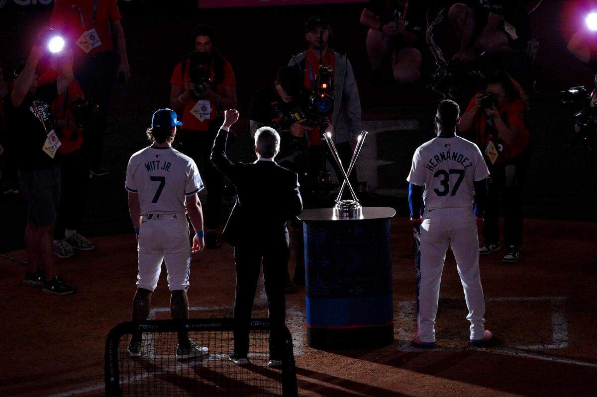 American League shortstop Bobby Witt Jr. of the Kansas City Royals (7) and National League outfielder Teoscar Hernandez of the Los Angeles Dodgers (37) before the finals of the 2024 All Star Game Home Run Derby at Globe Life Field.