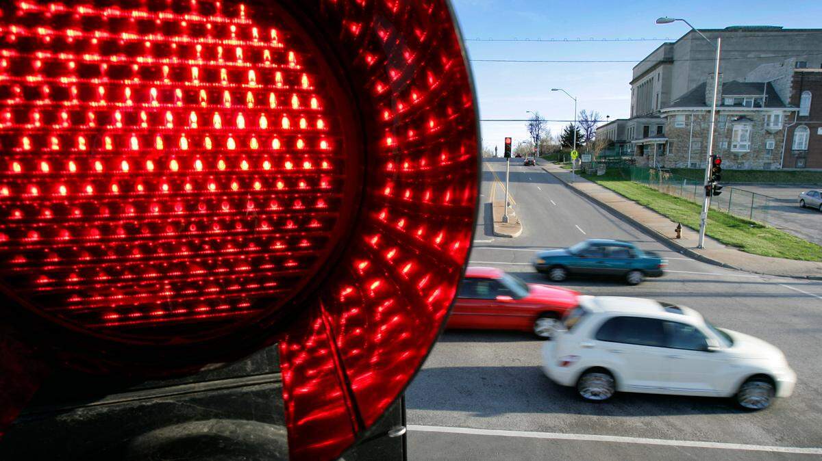 When can you turn right — or even left — on red in Missouri or Kansas? Know the laws