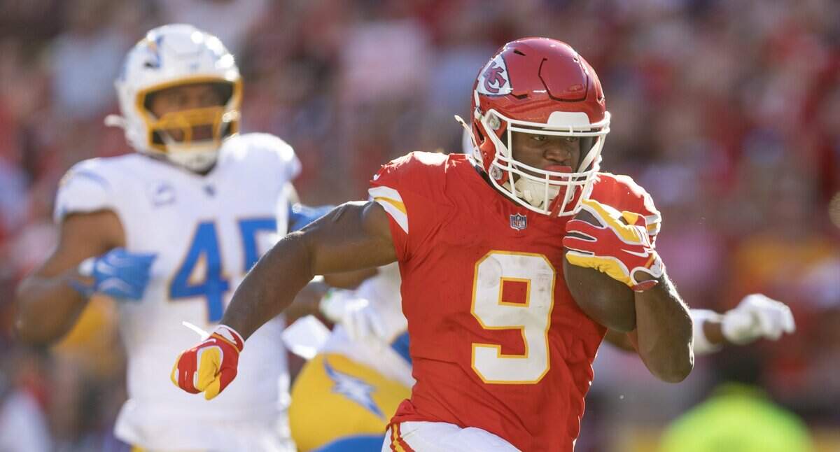 Kansas City Chiefs running back Kenneth Walker III (9) runs in for a touchdown against the Los Angeles Chargers during the first quarter on Sunday at Arrowhead Stadium.