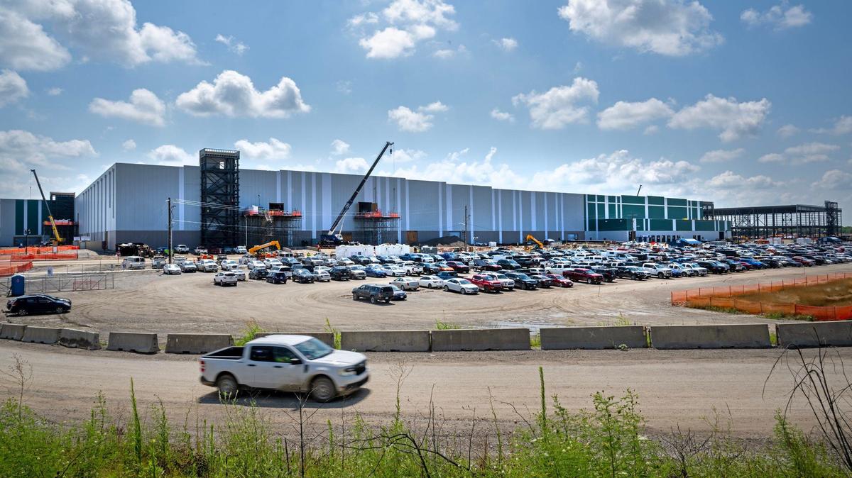 Electric vehicles have gotten off to a slow start in Kansas, but a $4 billion EV battery plant under construction in DeSoto might spark more interest.