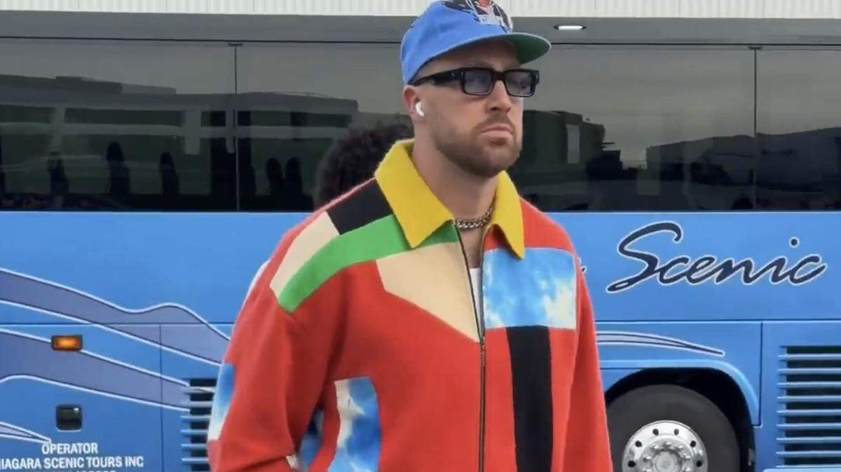 Travis Kelce’s colorblocked, cashmere jacket screamed for attention as the Chiefs arrived at Highmark Stadium in Orchard Park, N.Y. Sunday for the Bills game.