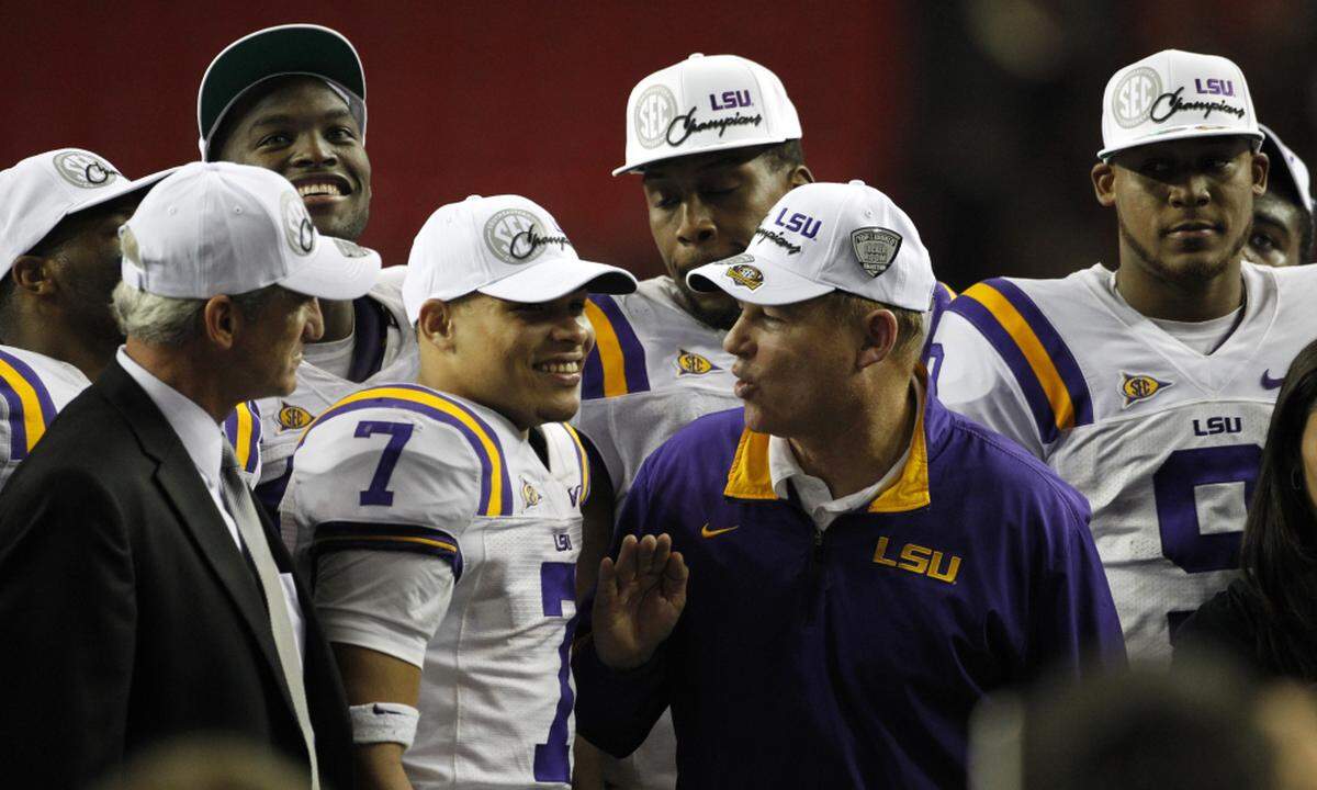 Former LSU coach Les Miles, center right, speaking to then-Tigers cornerback Tyrann Mathieu after winning an SEC Championship Game, says he had no choice but to kick Mathieu off the team for a marijuana violation seven years ago.