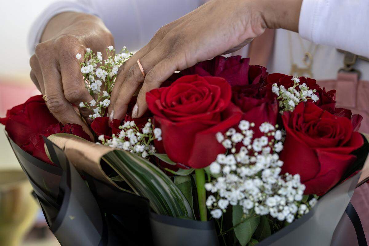 Shahidah Salaam, owner of Pritzy Floral Design Studio, arranges roses for a bouquet at her studio on Thursday, Jan. 8, 2026, in Grandview.