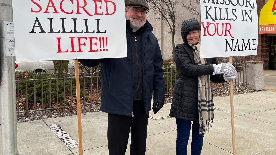 ‘Who would Jesus execute?’: Protesters gather in KC ahead of execution of Amber McLaughlin