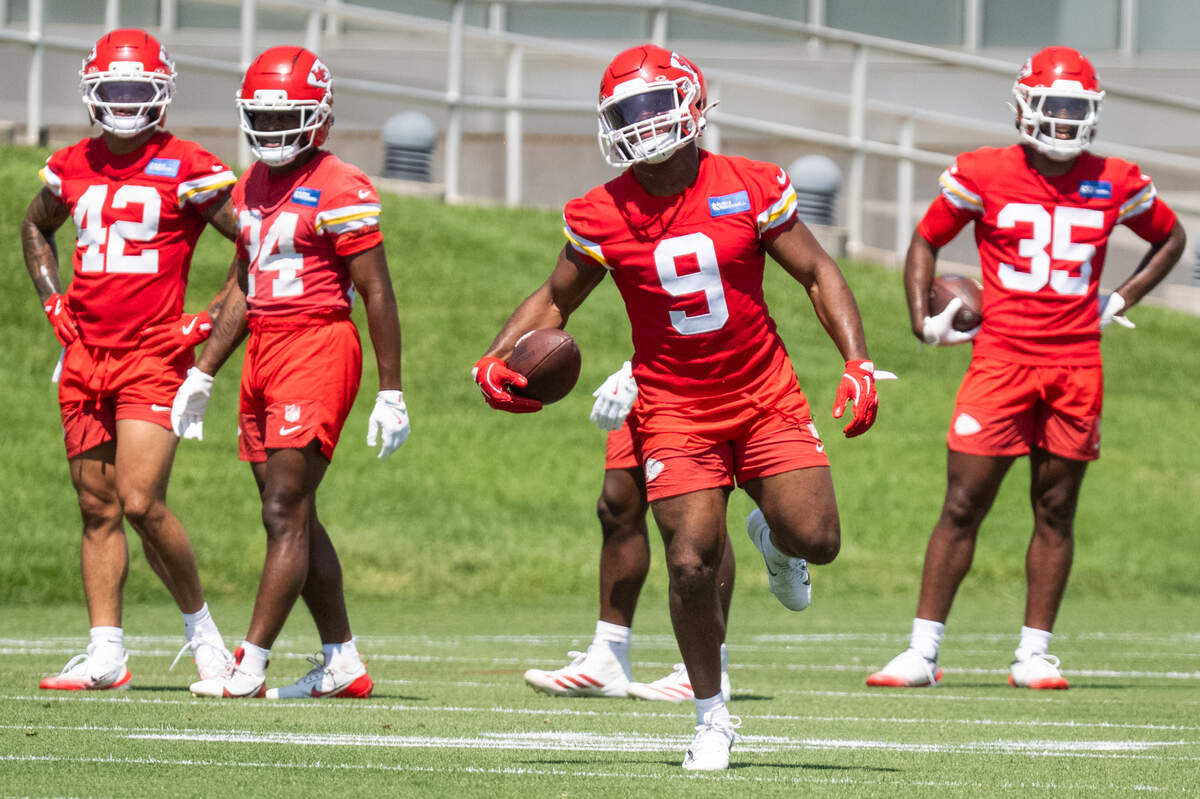 Kansas City Chiefs running back Kenneth Walker runs with the ball during Chiefs Minicamp on Tuesday, June 9, 2026, in Kansas City.