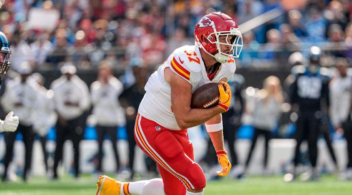 Kansas City Chiefs tight end Travis Kelce (87) runs after the catch against the Carolina Panthers during the first quarter at Bank of America Stadium.