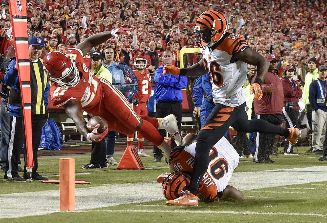 Kansas City Chiefs running back Kareem Hunt made a dive into the end zone to score on a second-quarter catch from quarterback Patrick Mahomes against the Cincinnati Bengals in Kansas City. It was Mahomes’ 20th touchdown pass of the 2018 regular season.