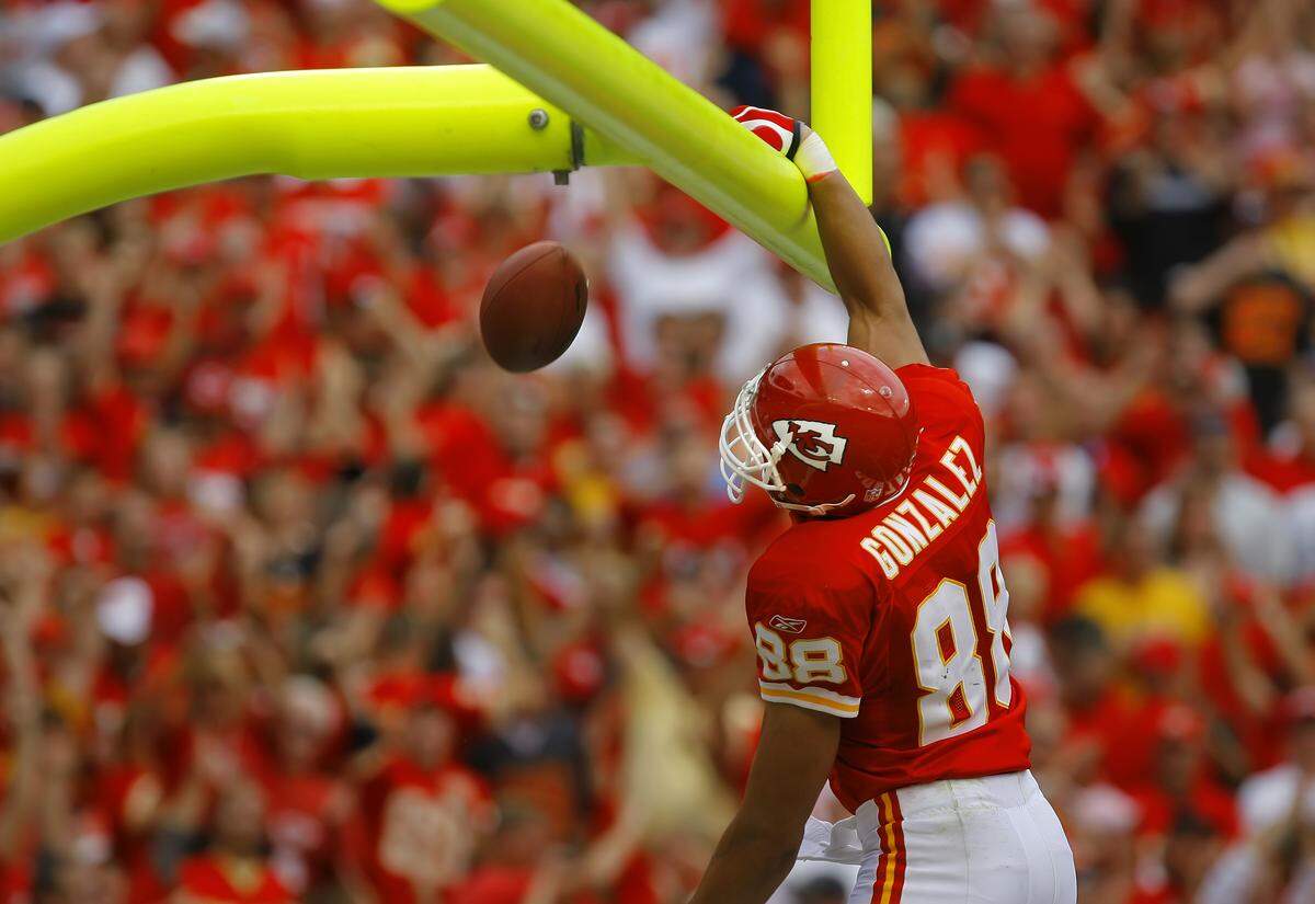 Chiefs tight end Tony Gonzalez dunked the football over the crossbar after scoring his 63rd career touchdown (a record for a tight end) against the Cincinnati Bengals on Oct. 14, 2007 at Arrowhead Stadium.