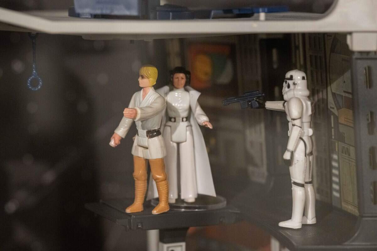 A recreated scene from Star Wars featuring Luke and Leia Skywalker, using Kenner Toys on display at the National Museum of Toys and Miniatures.
