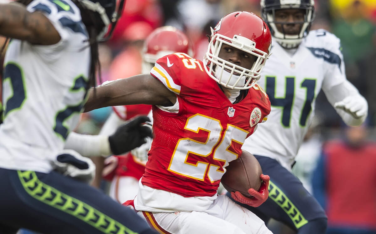 Chiefs running back Jamaal Charles (25) ran for a 28-yard gain in the second quarter Sunday against the Seahawks at Arrowhead Stadium.