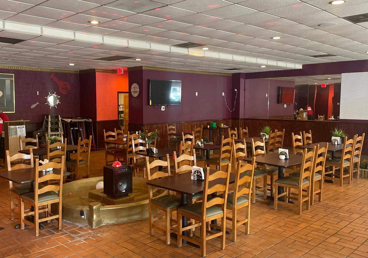 Bosslady’s Famous Shrimp is closed on Mondays and Tuesdays.