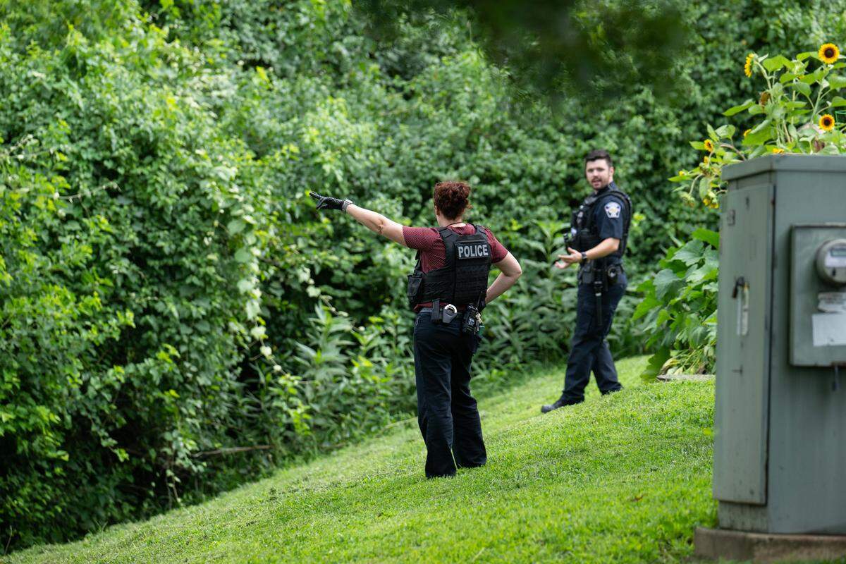 Shawnee Police officers search for a stabbing suspect outside Hayward’s Pit BBQ following a stabbing that took place inside the restaurant on Thursday, July 31, 2025.