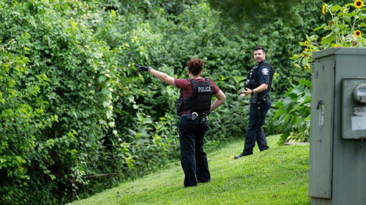 Shawnee Police officers search for a stabbing suspect outside Hayward’s Pit BBQ following a stabbing that took place inside the restaurant on Thursday, July 31, 2025. A suspect was arrested Friday morning, a spokesperson said.